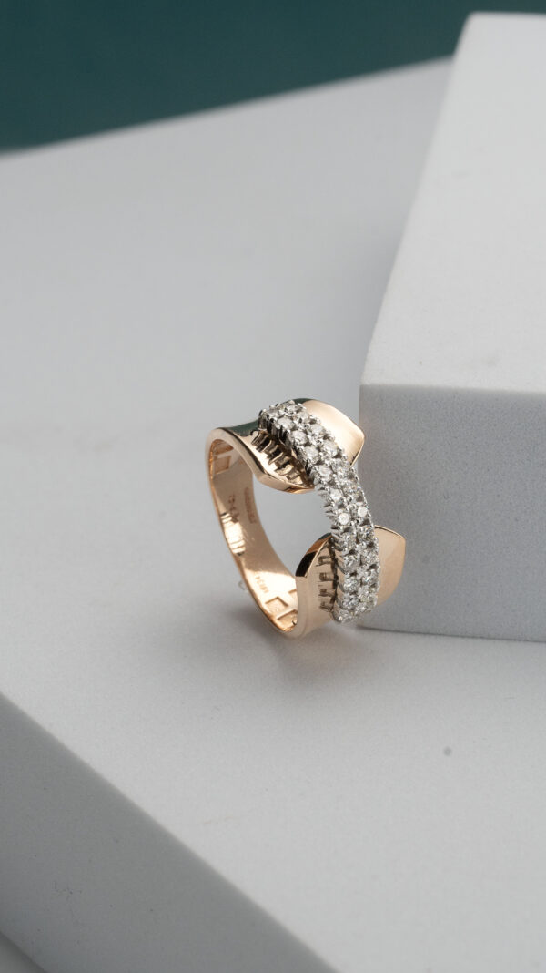 ROUND BRILLIANT LADIES RING