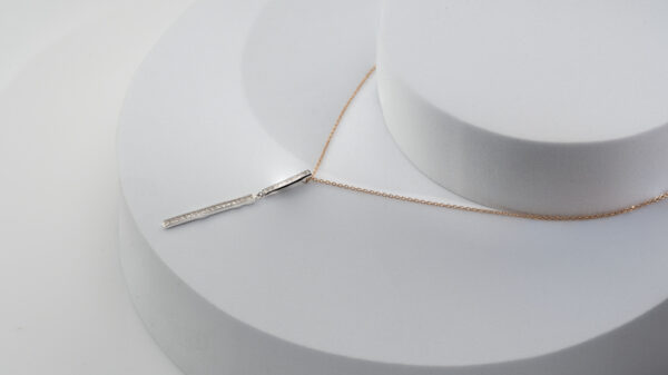 ROUND BRILLIANT NECK LINE